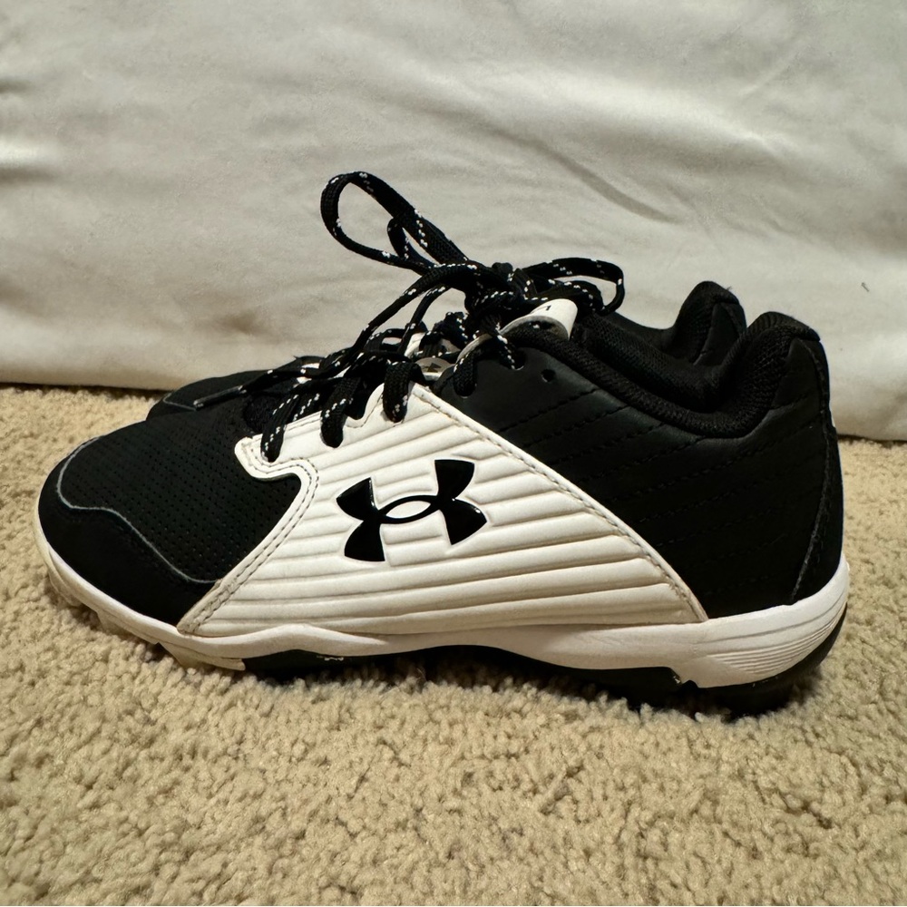 Under Armor cleats kids 2.5 gently used. Great condition and clean